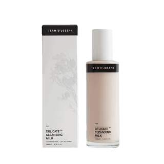 Sanftes Reinigungsmittel für das Gesicht in Flasche