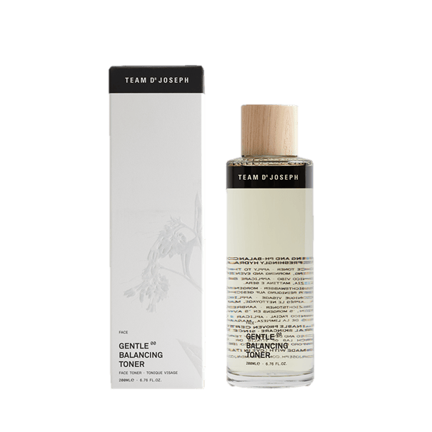 Gesichtstoner in stilvoller Flasche mit Verpackung