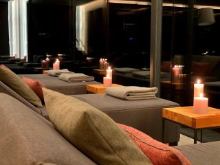 Gemütliche Lounge mit Kerzen und Decken
