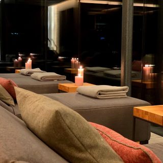 Gemütliche Lounge mit Kerzen und Decken