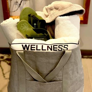 Wellnesstasche mit Slippern und Handtüchern