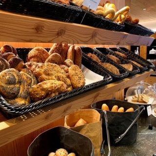 Vielfalt an frischen Brötchen in Körben